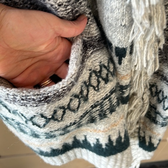 CAbi Shetland Cardigan Waterfall Boho Southwestern Aztec Fringe Open Front M - Picture 4 of 9